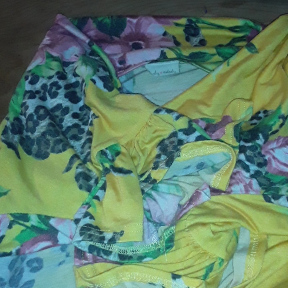 Yellow short sleeved coat